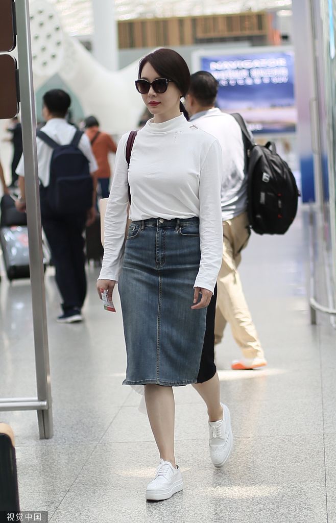 正文     2019年9月12日,深圳,陈数现身机场.      陈数戴着墨镜.