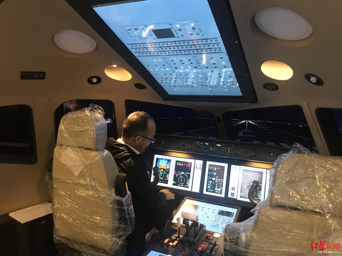 arj21-700"型号字样;舱内,呈现的是宛如真机的模拟驾驶舱——飞行员