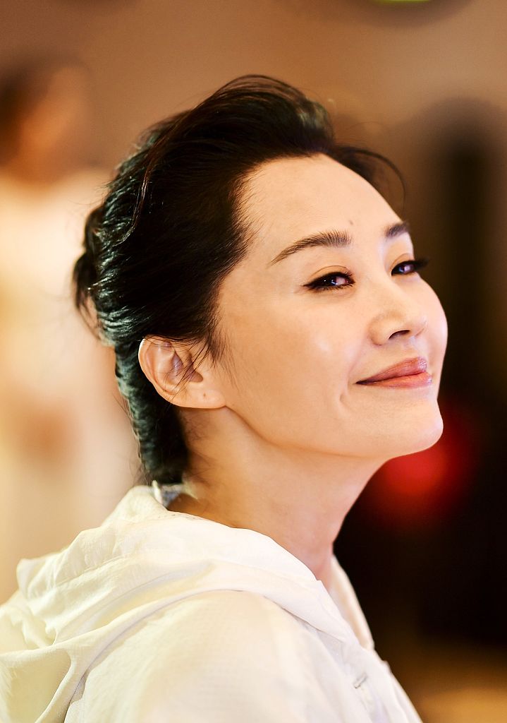 侧颜杀许晴代言北马活力满满02丸子头减龄微笑迷人