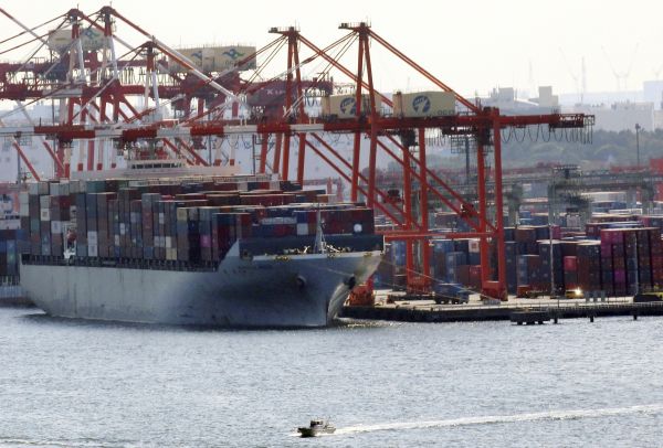  资料图片：日本东京，一艘货轮停靠在港口。（新华社/美联）