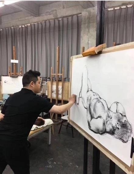人体模特:院长画体惹议 个别院校已取消人体模特改用照片 图据@四川手机报