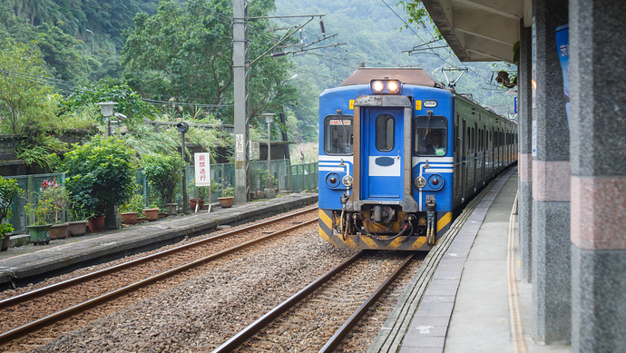 台湾昔日铁道功臣蓝皮火车与大陆绿皮车一样承载时代的记忆
