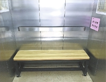 小区电梯安装了爱心座椅
