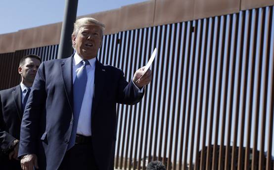 特朗普视察边境墙建设进展。图源：美联社