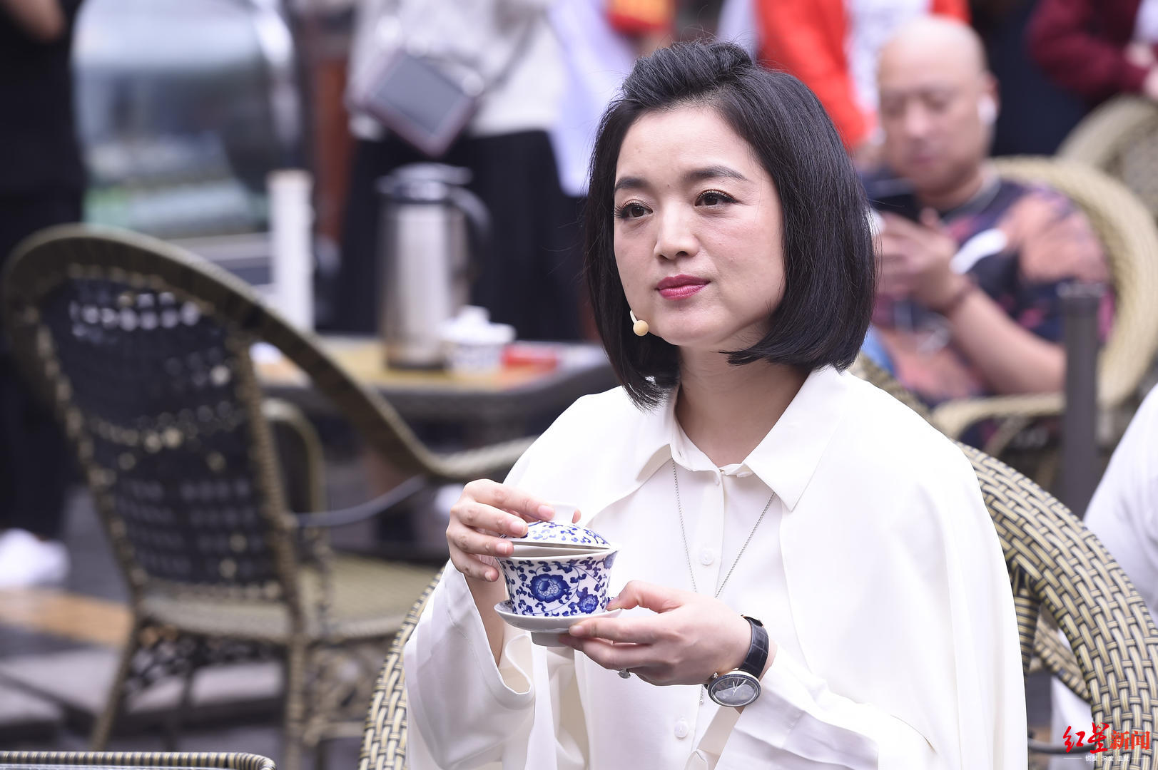 歌手白雪锦里倾情领唱众多游客比心表白祖国