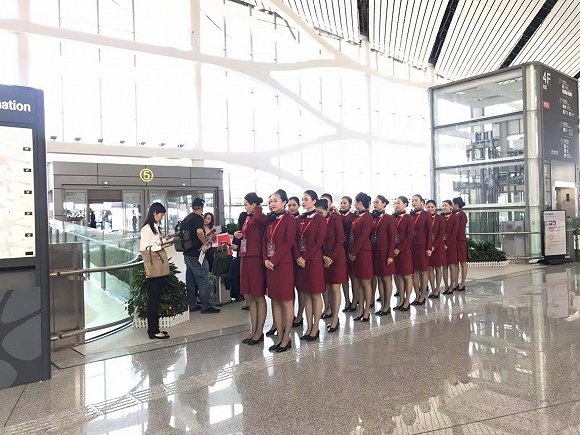 整装待发的乘务组。摄影:陈晓双