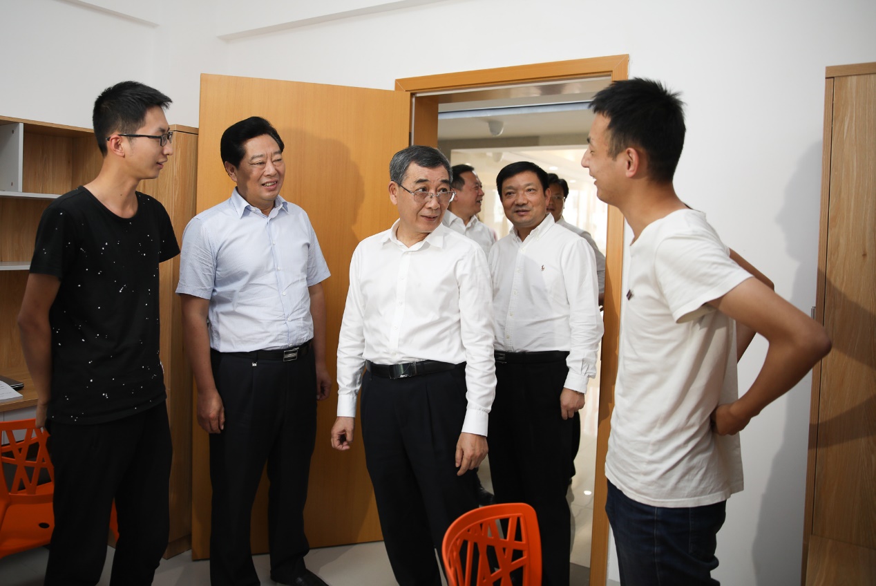 开园仪式前,王建国一行考察了四川大学宜宾园区,并与刚刚入驻园区的