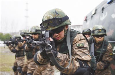 武警安徽总队合肥支队特战中队正在开展特种战术训练。徐 伟摄