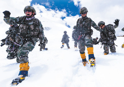 西藏军区某特战旅在海拔5700多米的雪山完成极限训练。晏 良 王述东摄影报道