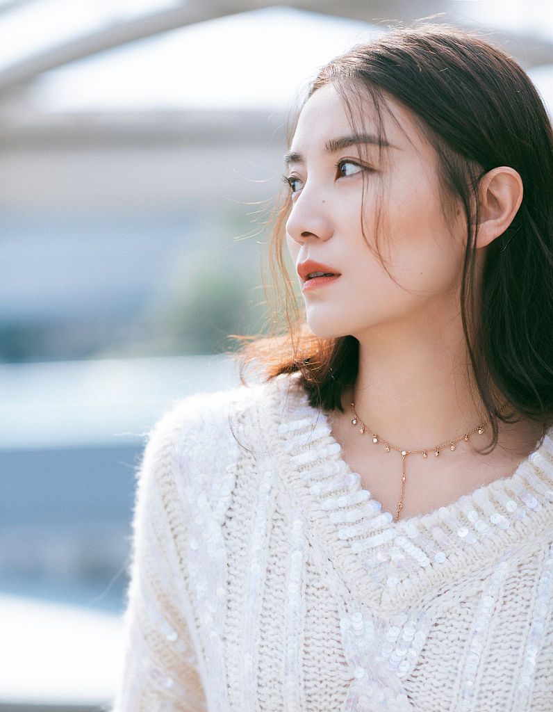 宋佳穿亮片浅色毛衣秀美腿 温柔中长发造型展独特魅力