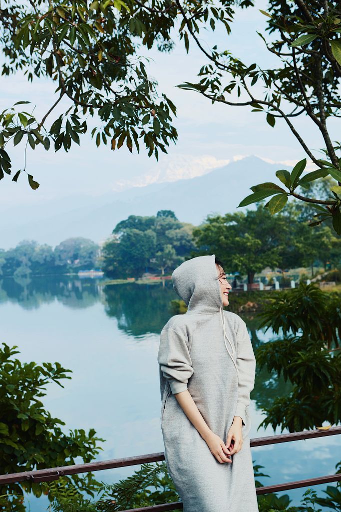 许晴尼泊尔拍写真率性自然 抬手远眺笑容迷人美成风景线