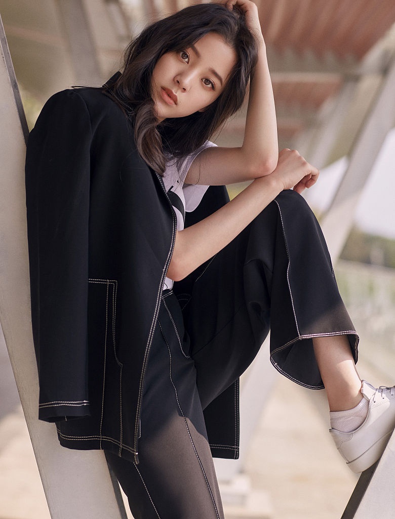 今日份的帅酷娜比!欧阳娜娜养眼大片 西装白t又美又a