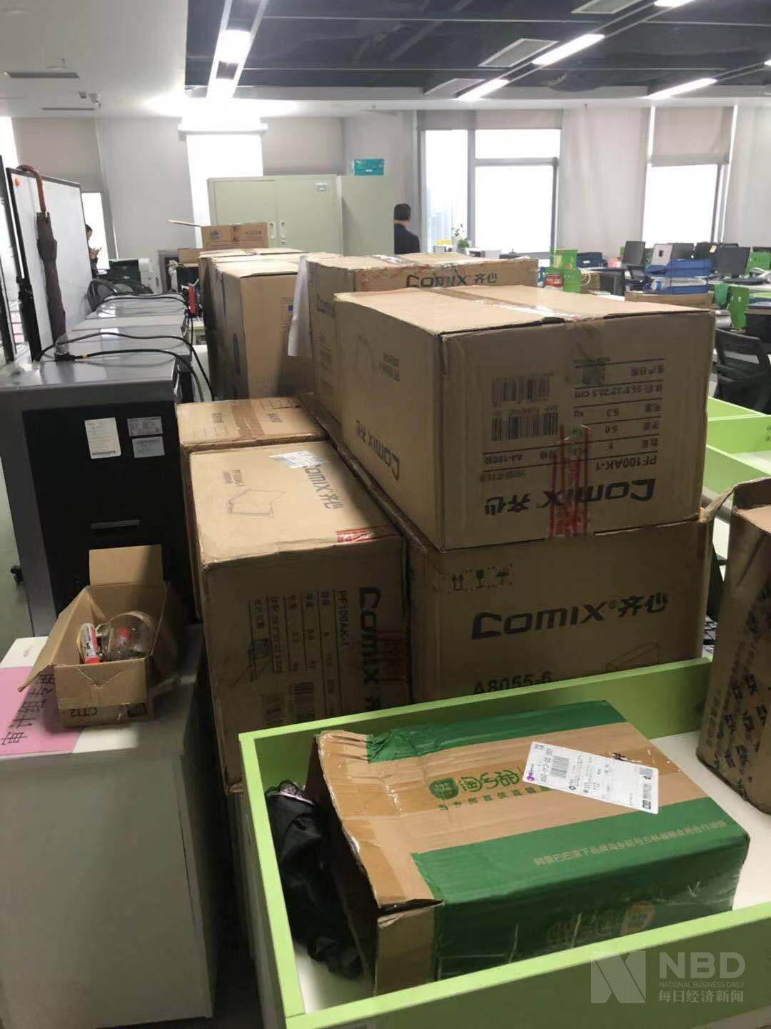 12月5日，南山区深圳海派总部，缩减办公区时打包的办公设备 每经记者 王晶 摄