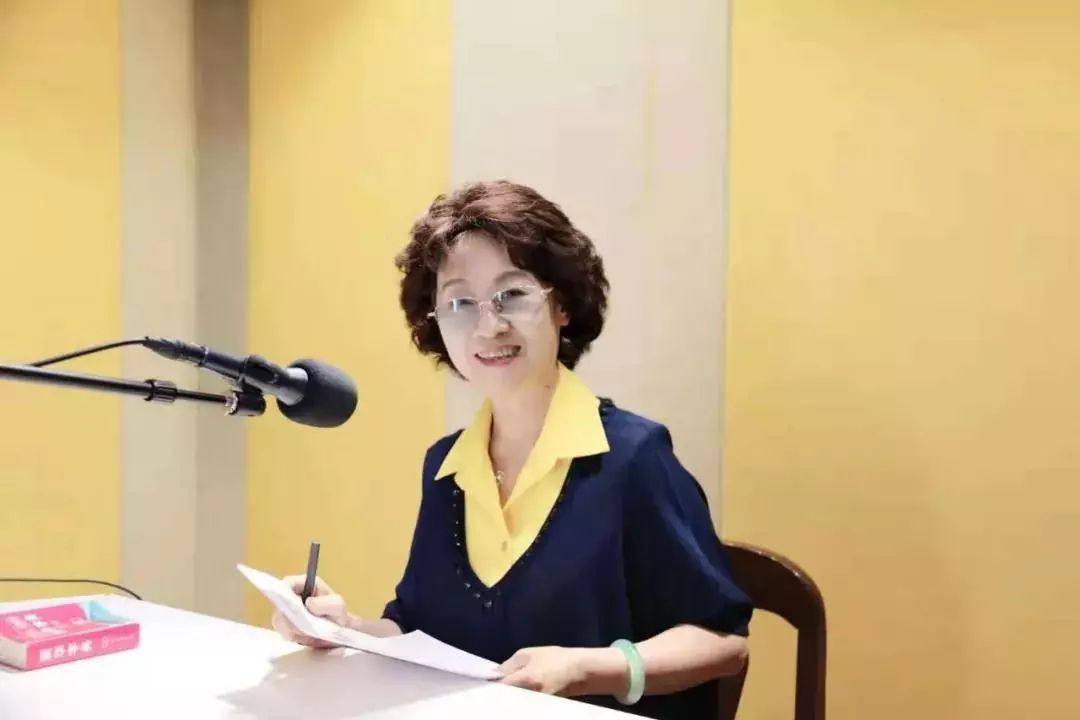 一听这个名字,您就知道这一定和我曾经主持过的《为您服务》节目有关.