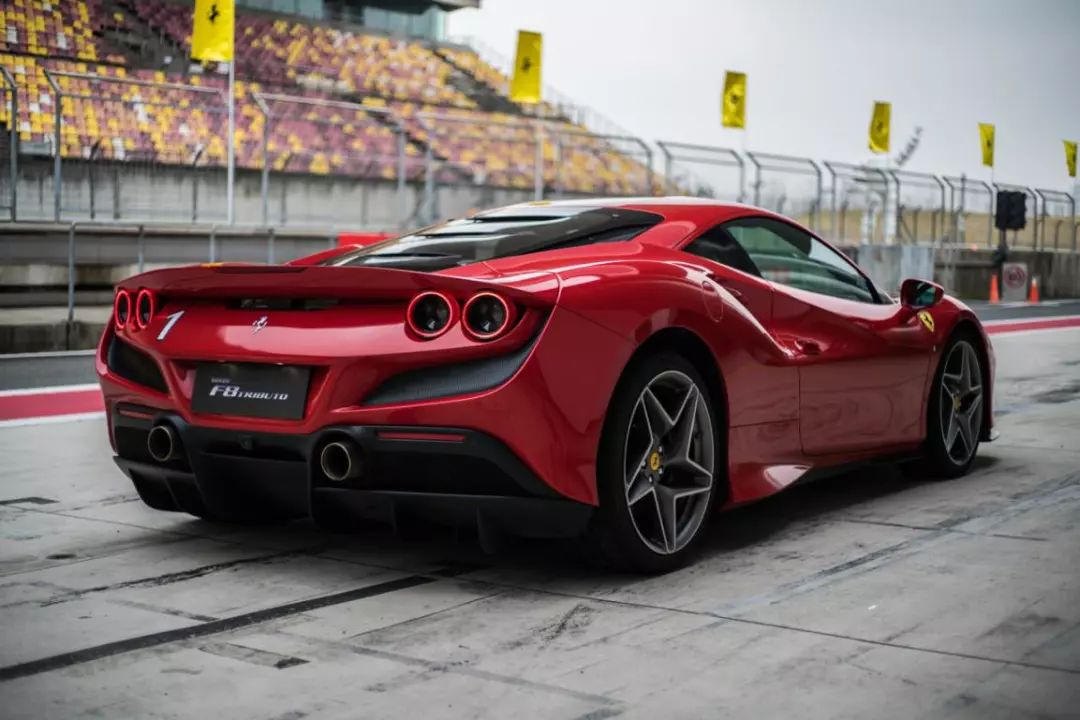 试驾法拉利f8 tributo