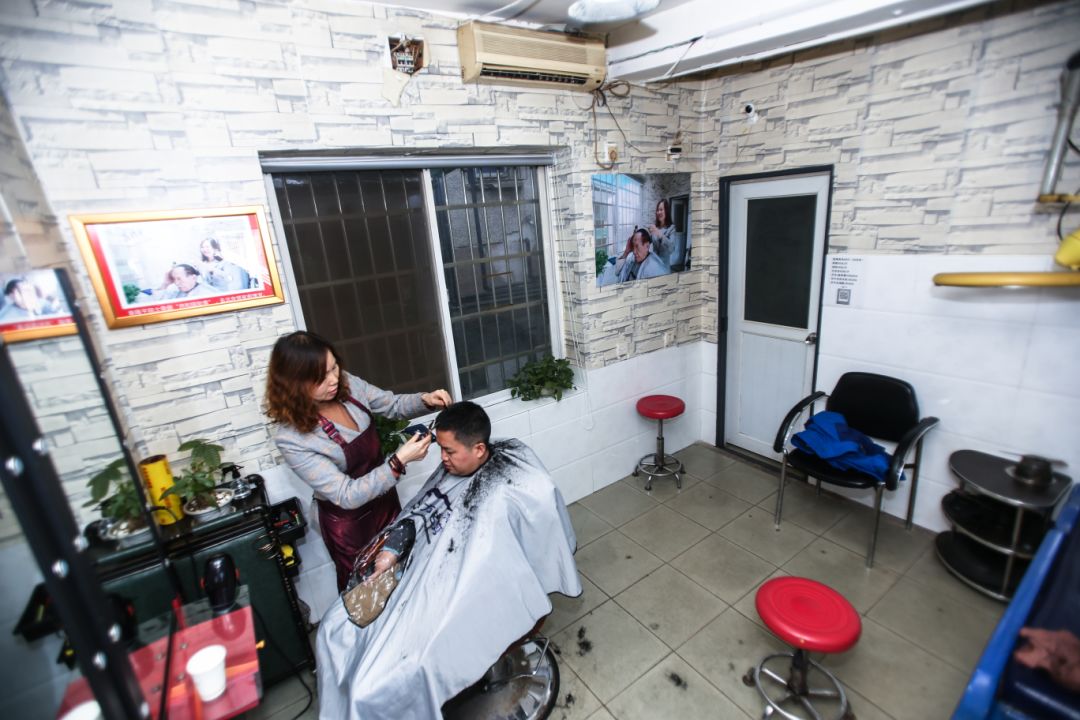 袁隆平在路边小店理发16年 1个师傅10平米 图 袁隆平 新浪新闻 袁隆平在路边小店理发16年 1个师傅10平米 图 袁隆平 新浪新闻