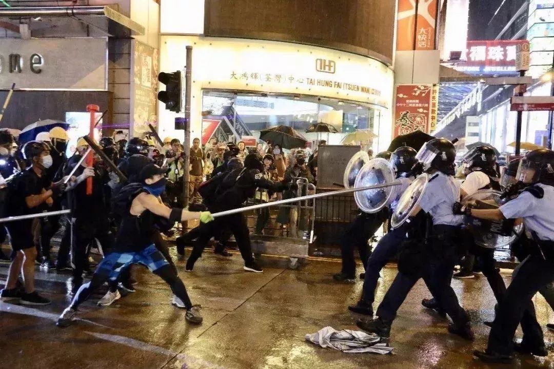 8月25日，暴徒围攻警方（图源：香港《文汇报》）