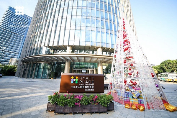 三亚中心凯悦嘉轩酒店圣诞点亮"变废为宝"环保圣诞树 助力三亚建设无