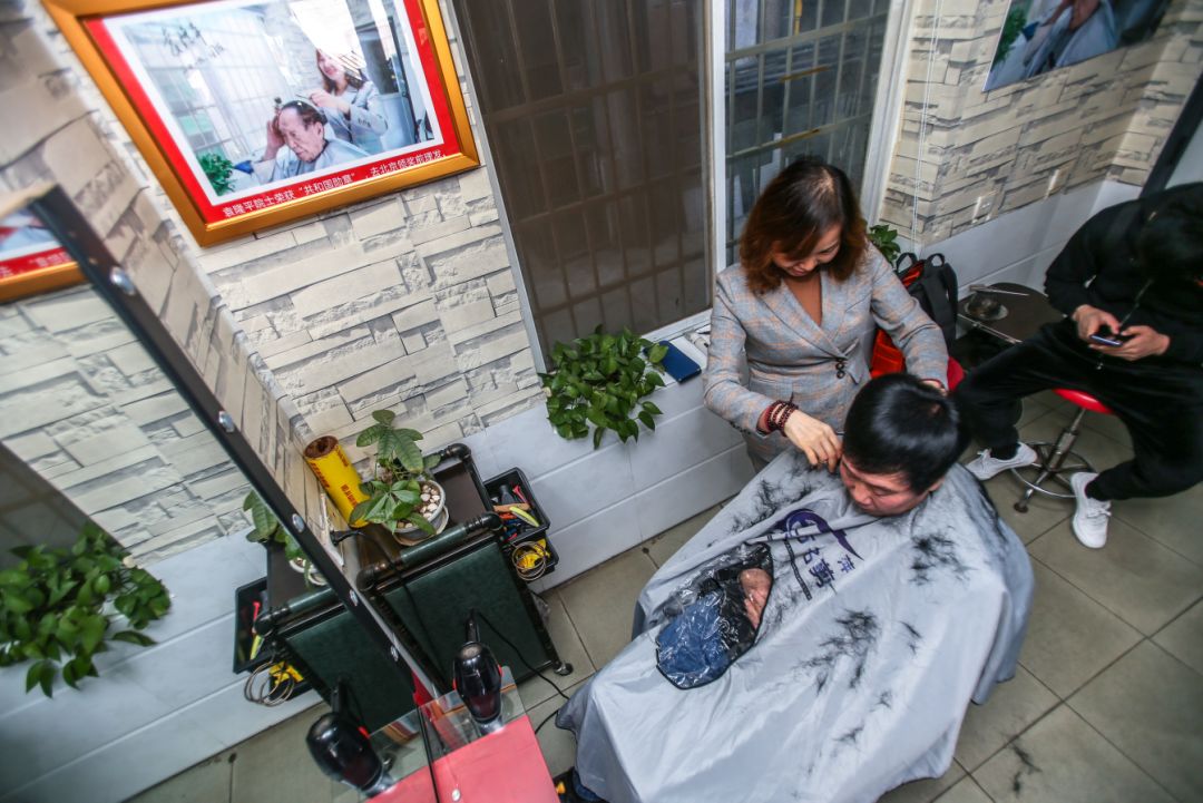 袁隆平在路边小店理发16年 1个师傅10平米 图 袁隆平 新浪新闻 袁隆平在路边小店理发16年 1个师傅10平米 图 袁隆平 新浪新闻