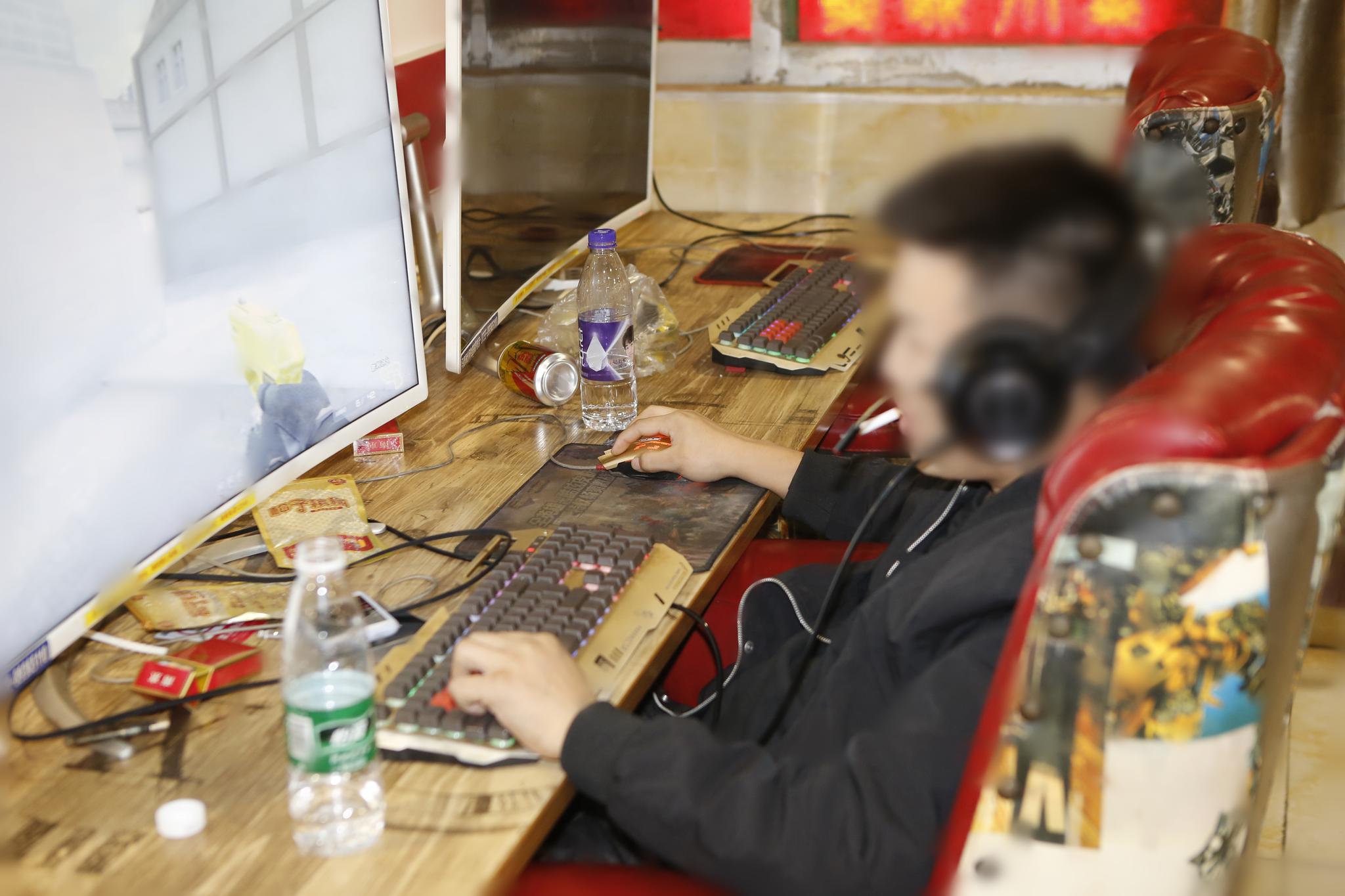 12月9日在网吧进行监测试点即有人被罚款。深圳控烟办供图