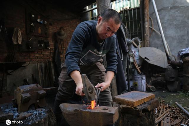 西安大学生痴迷古代兵器 拜师白鹿原铁匠学艺三年圆梦|郭光|白鹿原|兵器_新浪新闻