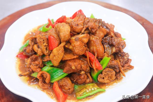 烧鸡块时是加热水还是加凉水?厨师长的做法很讲究,鸡肉鲜嫩不腥