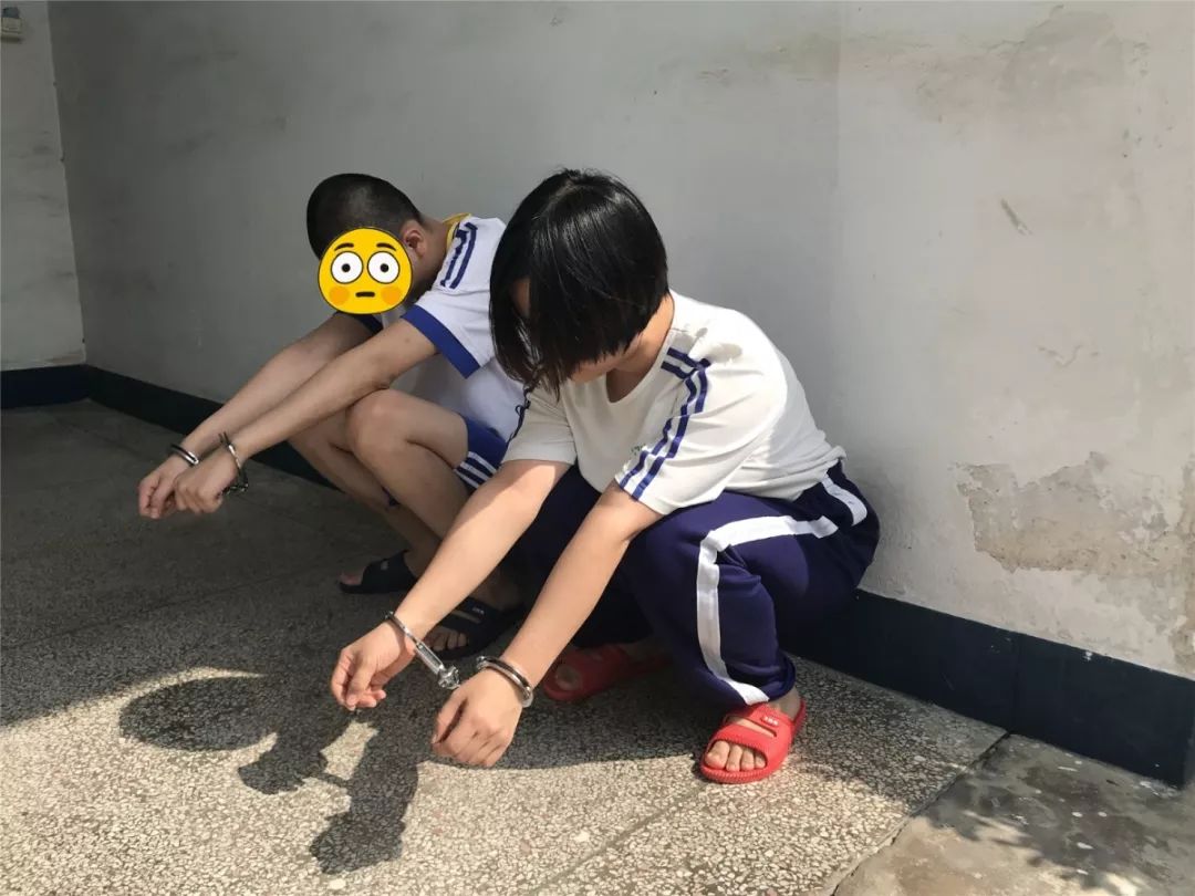 现场多图:潮汕某地扫黄,30名男女被带走!