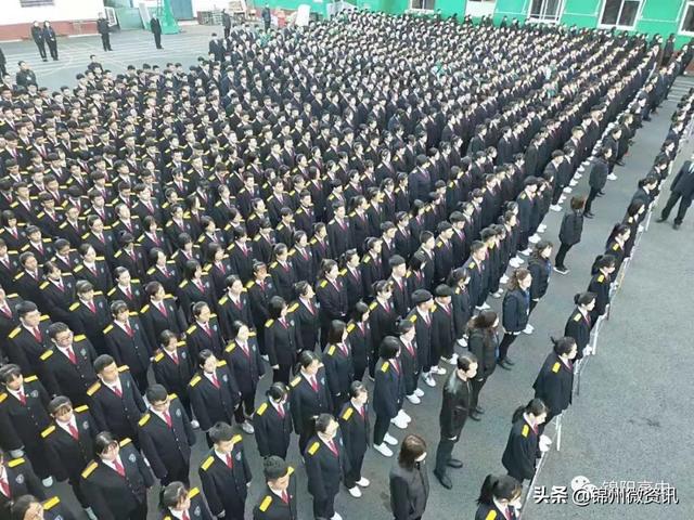 锦州锦阳高中七道风景线之一每周一升旗