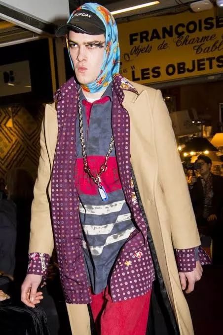 俄罗斯老奶奶的头巾成为潮流rapper的新标配?到底发生了什么事情?