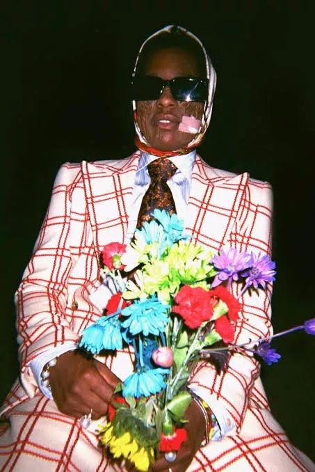 俄罗斯老奶奶的头巾成为潮流rapper的新标配?到底发生了什么事情?