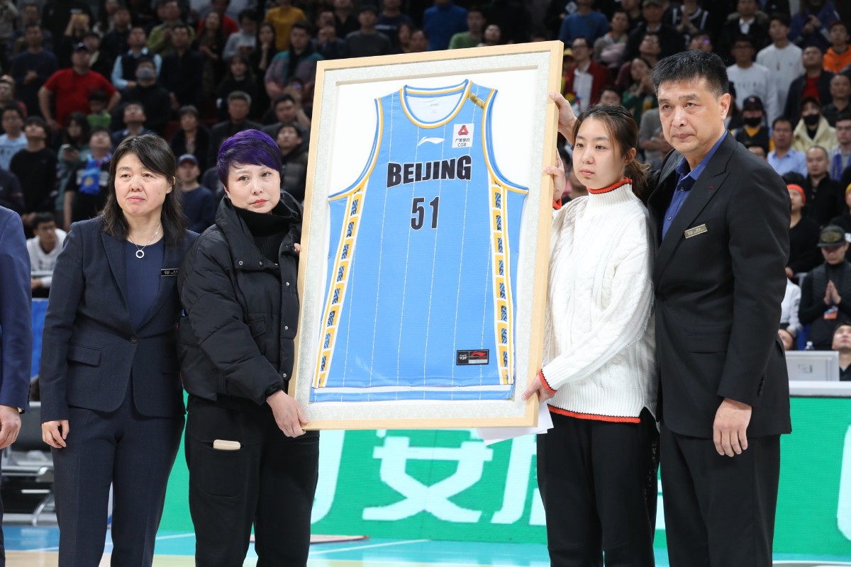 吉喆球衣今晚正式退役51号球衣永远飘扬在首钢队