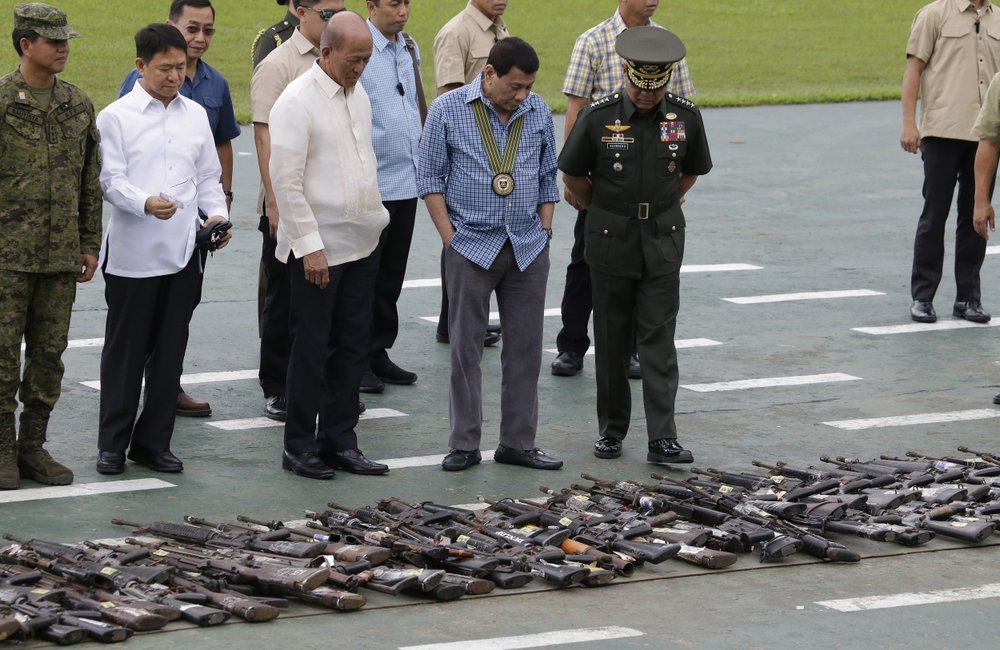  菲政府收缴的极端分子武器。（图源：美联社）