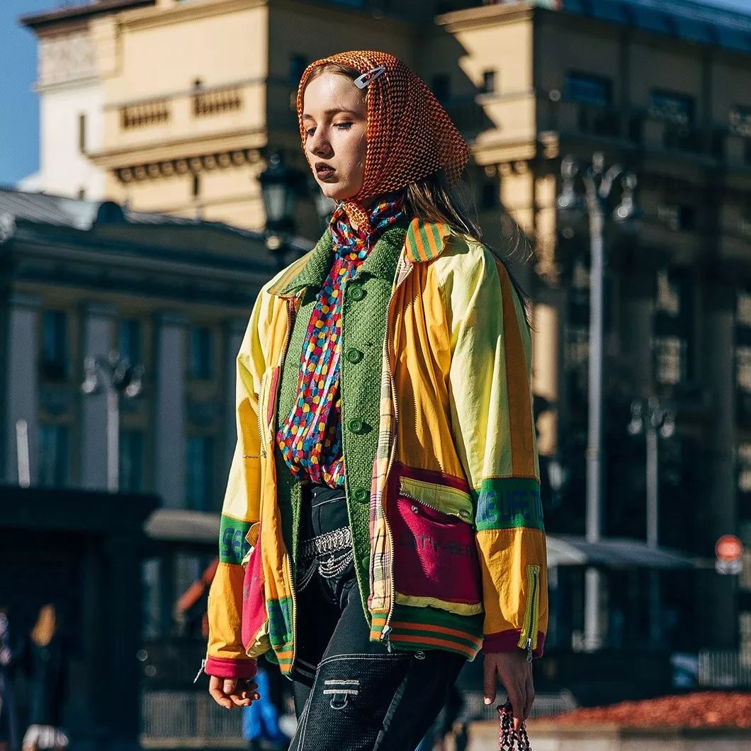 俄罗斯老奶奶的头巾成为潮流rapper的新标配?到底发生了什么事情?