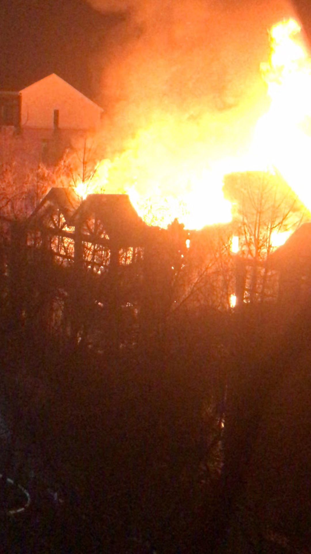 12月9日晚，海淀区西山美墅馆内的一栋别墅起火。受访者供图