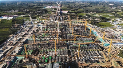 今年8月30日,雄安新区,雄安站建设现场,塔吊林立,机械轰鸣,数千名建设者渐进施工,一派热火朝天的建设场面。图/视觉中国