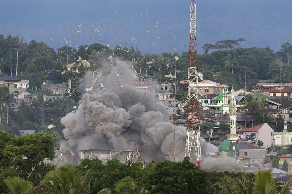  资料图：2017年6月9日，菲空军轰炸极端分子。（图源：美联社）