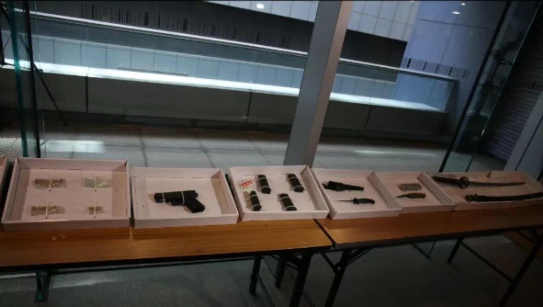警方检获的枪支弹药（图源：香港《文汇报》）