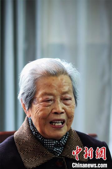 南京大屠杀幸存者艾义英经历过战争方知热爱和平
