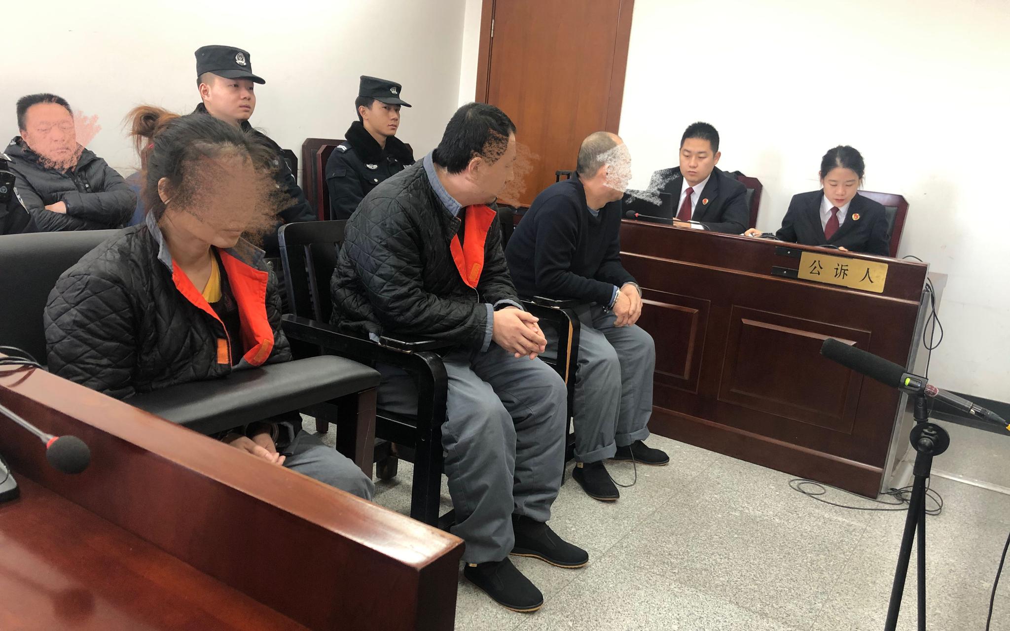 涉事三人受审。新京报记者 刘洋 摄