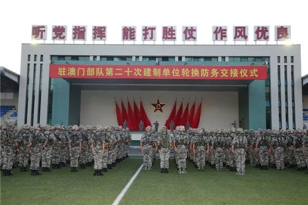 张岩:我们在珠海基地,2点多钟就起床了,路上睡意全无,心情很激动.