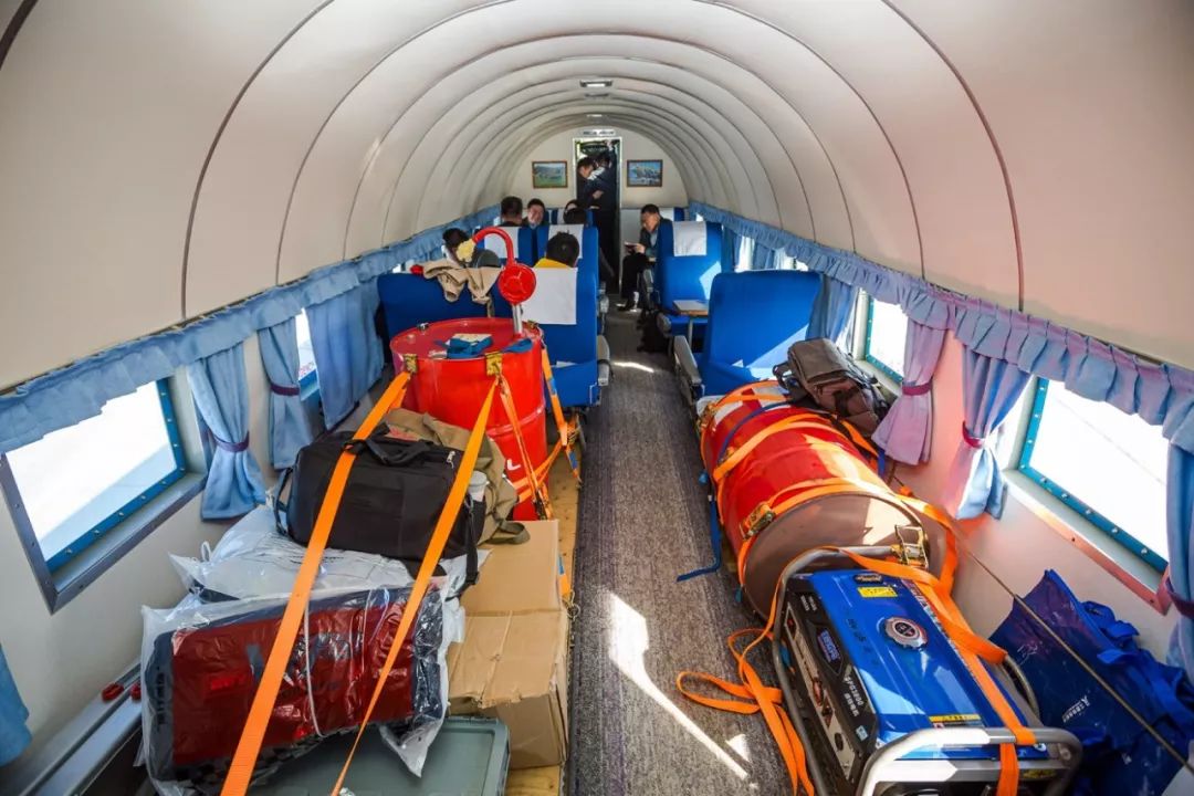 由于现代航材常常无法与老式飞机兼容,飞行团队很多时候只能"自己动手