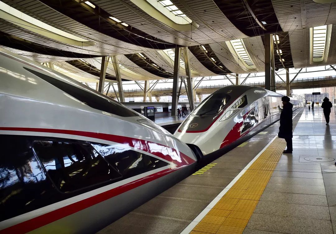 爸妈喊话:该回家过年啦!火车票您抢了吗?