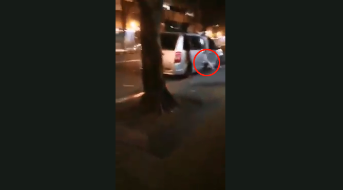 一辆灰色面包车在车门未关的情况下，载着腿露在外面的受害人加速驶离。视频截图