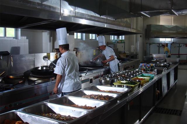 大学食堂真高级,都用上炒菜机了?学生:味道还行,但是没得灵魂