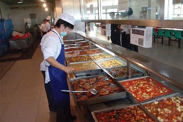 大学食堂真高级,都用上炒菜机了?学生:味道还行,但是没得灵魂