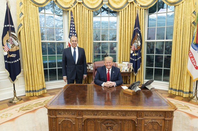 当地时间10日，美国总统特朗普（右）与俄罗斯外长拉夫罗夫在华盛顿会面。（图片来源：推特）