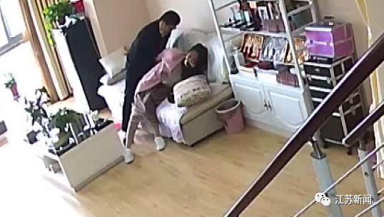老公调监控看到惊人一幕:妻子被陌生男子绑住了手!他情急之下