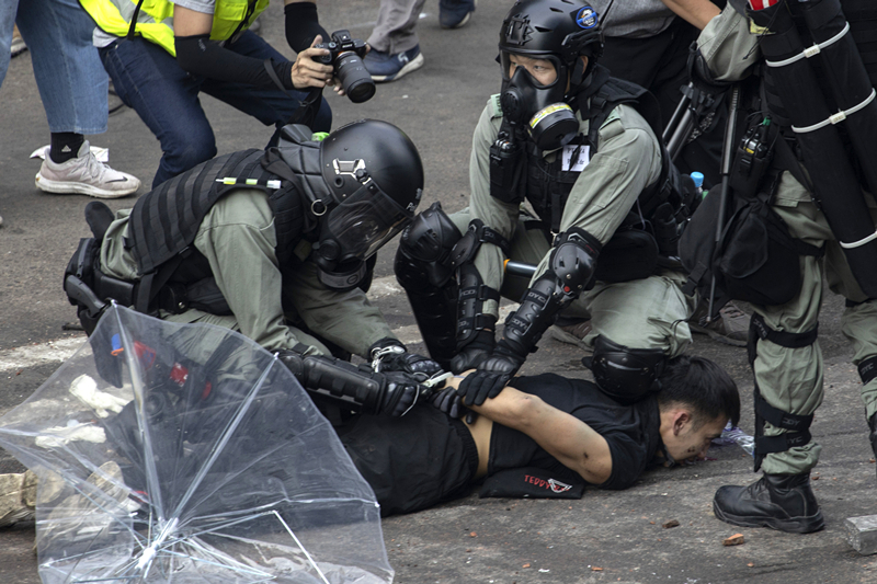 资料图：警方拘捕暴力示威者。（图源：橙新闻）