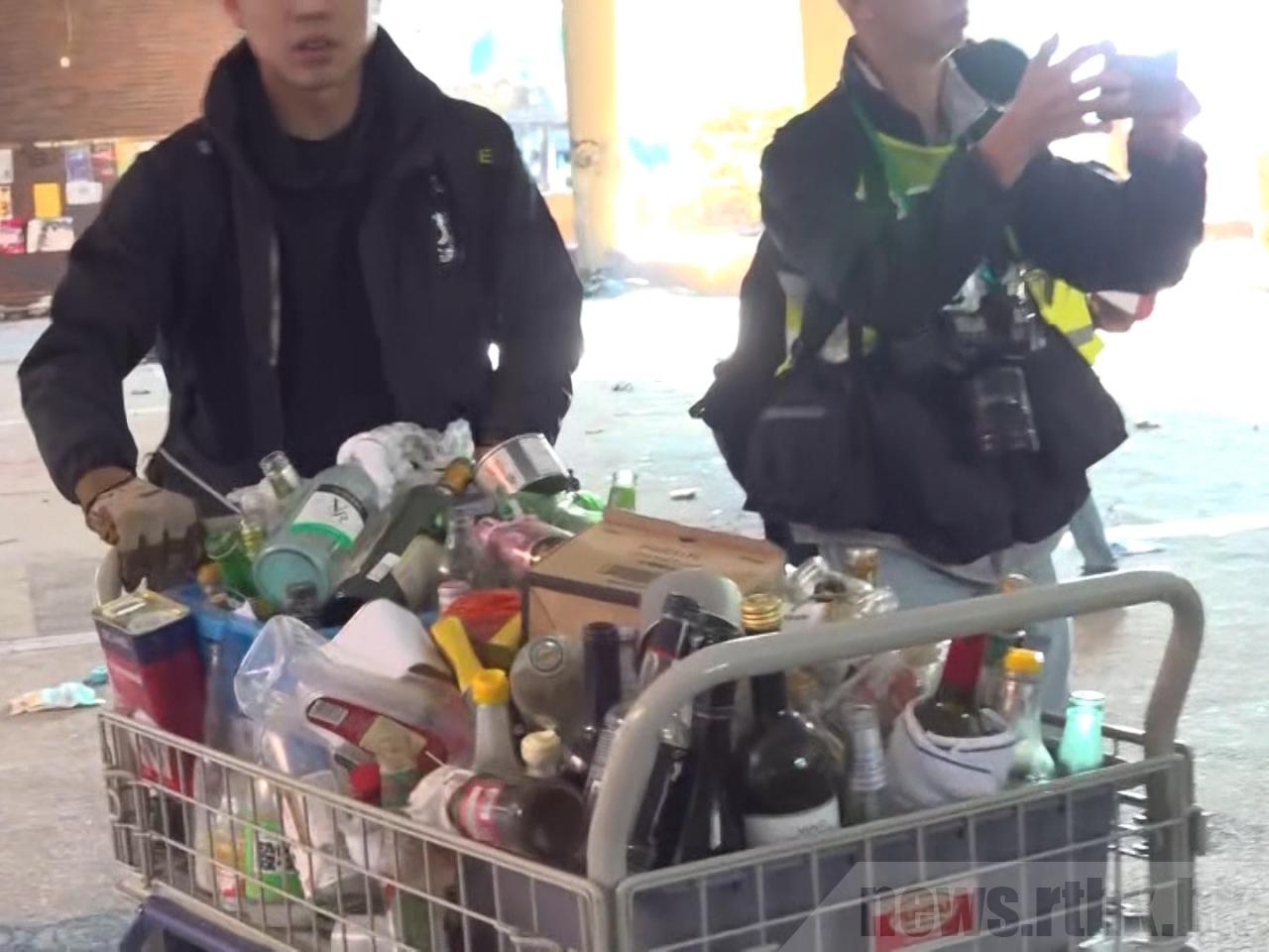  警方于香港高校内检获的危险物品。（图源：香港电台）