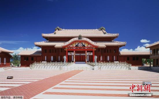 资料图:被大火烧毁前的冲绳首里城。